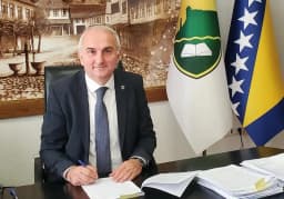 Testimonial fotografija Suada Huskića, načelnika Tešnja, za Fondaciju Mozaik