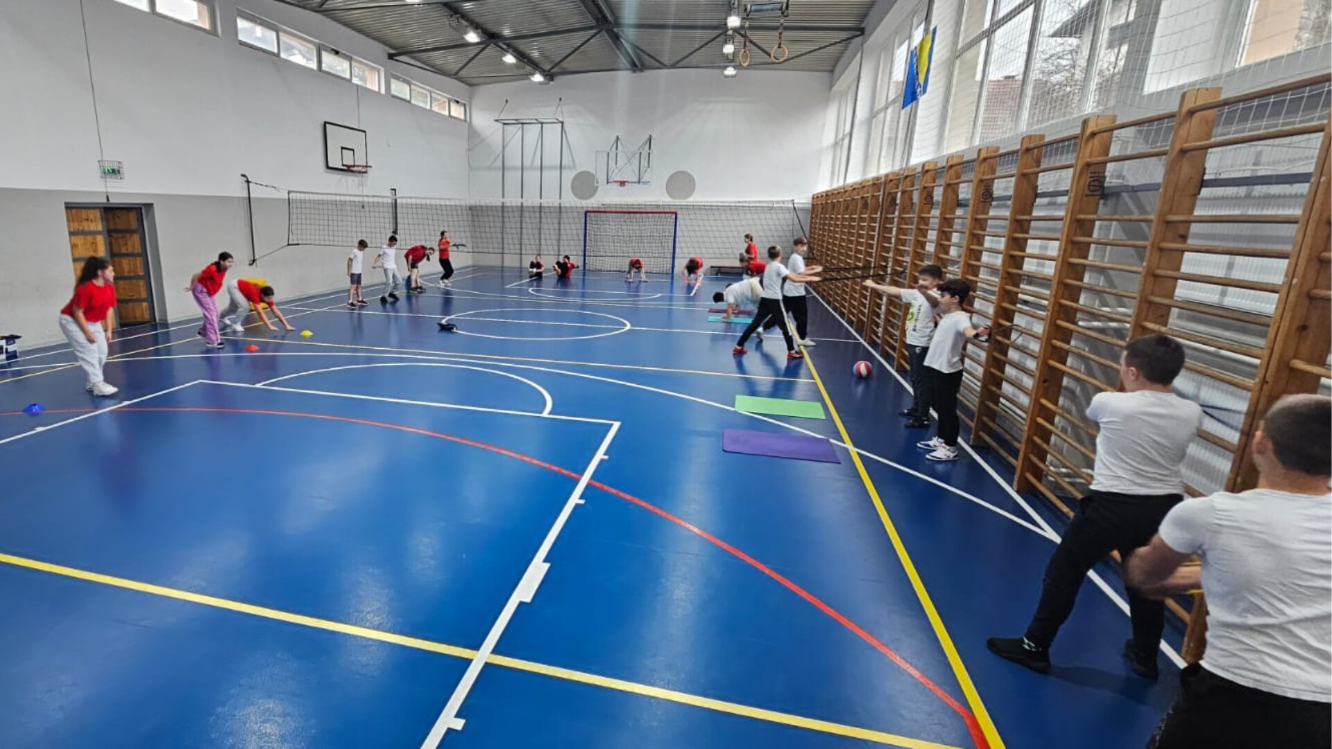 Djeca na sportskom treningu u dvorani kroz projekat Vježbom protiv deformiteta, Omladinska banka Tešanj