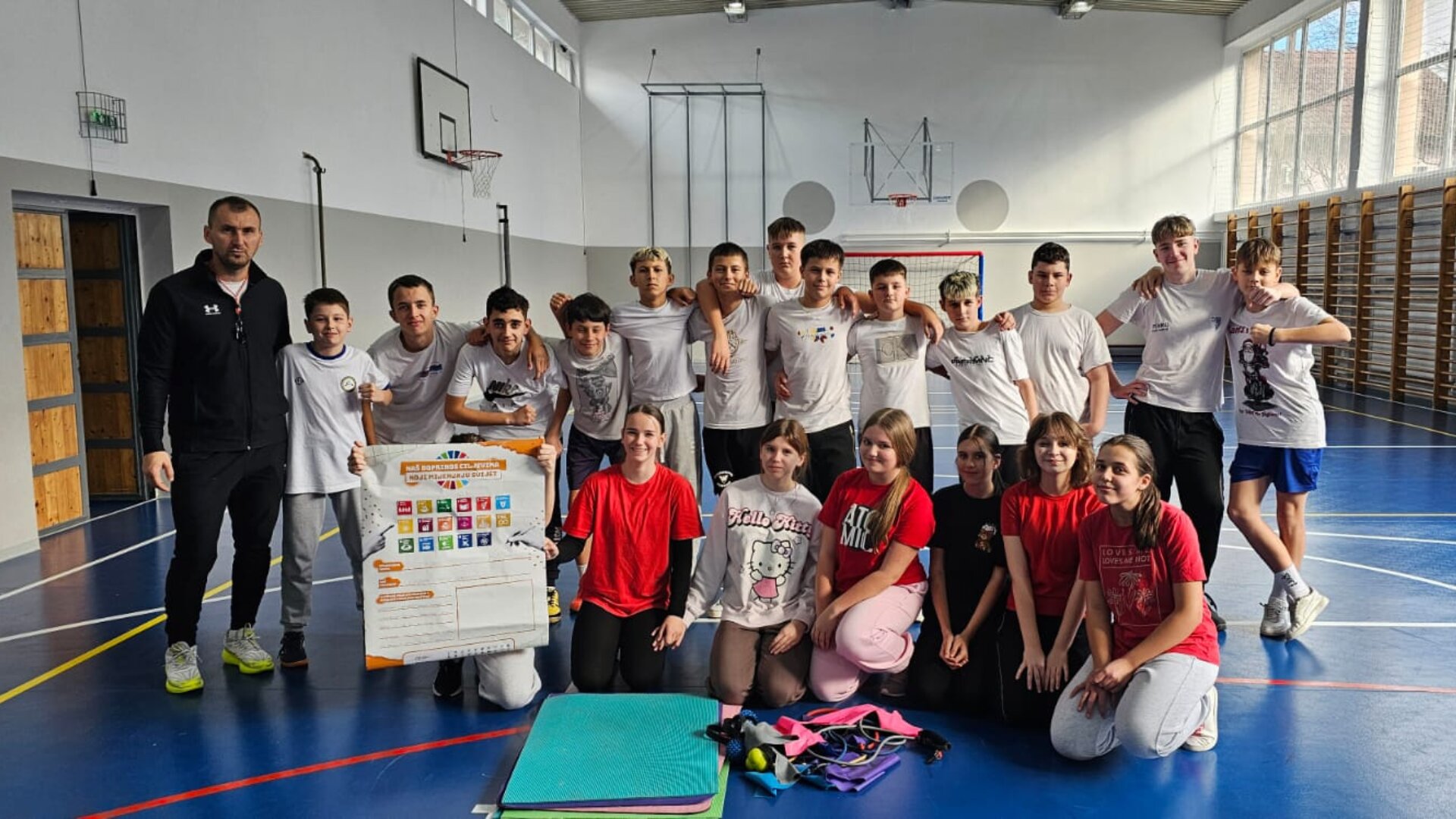 Učesnici projekta Vježbom protiv deformiteta sa voditeljem Adisom Bekrićem u sportskoj dvorani u Tešnju